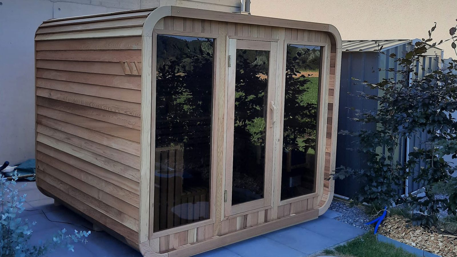 Aussensauna Panorama Zedernholz 200 – Quadratische Aussensauna aus Red Cedar mit Panoramafenster und 9-kW-Ofen – Ansicht 2