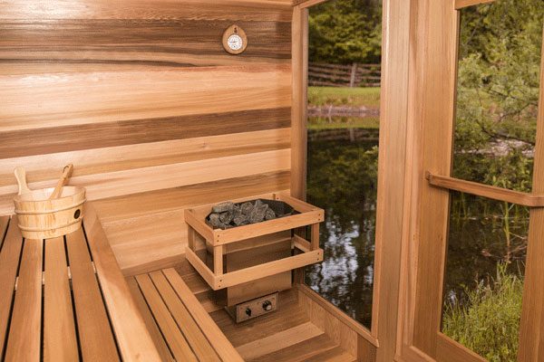 Aussensauna Panorama Zedernholz 200 – Quadratische Aussensauna aus Red Cedar mit Panoramafenster und 9-kW-Ofen – Ansicht 5