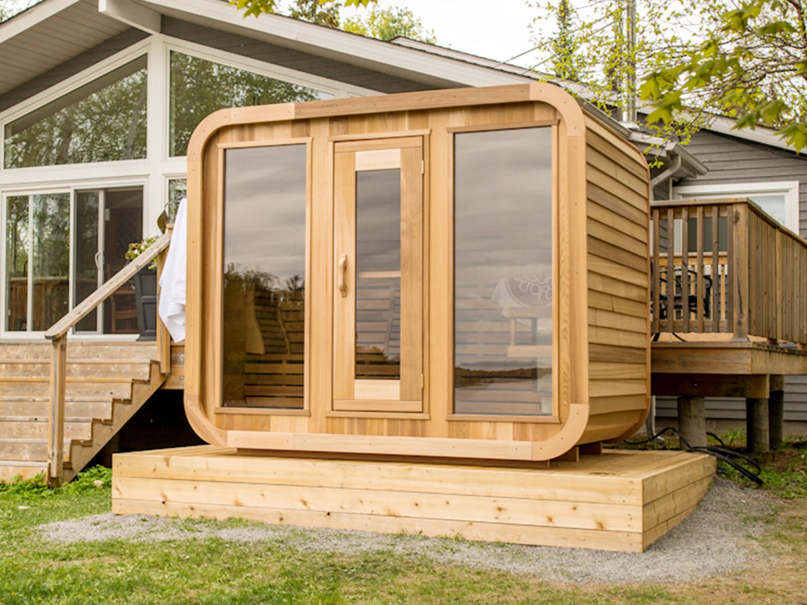 Aussensauna Panorama Zedernholz 250 Package Deal – Grosse Aussensauna aus Red Cedar mit Panoramafenster, L-Form-Bänken und 9-kW-Ofen