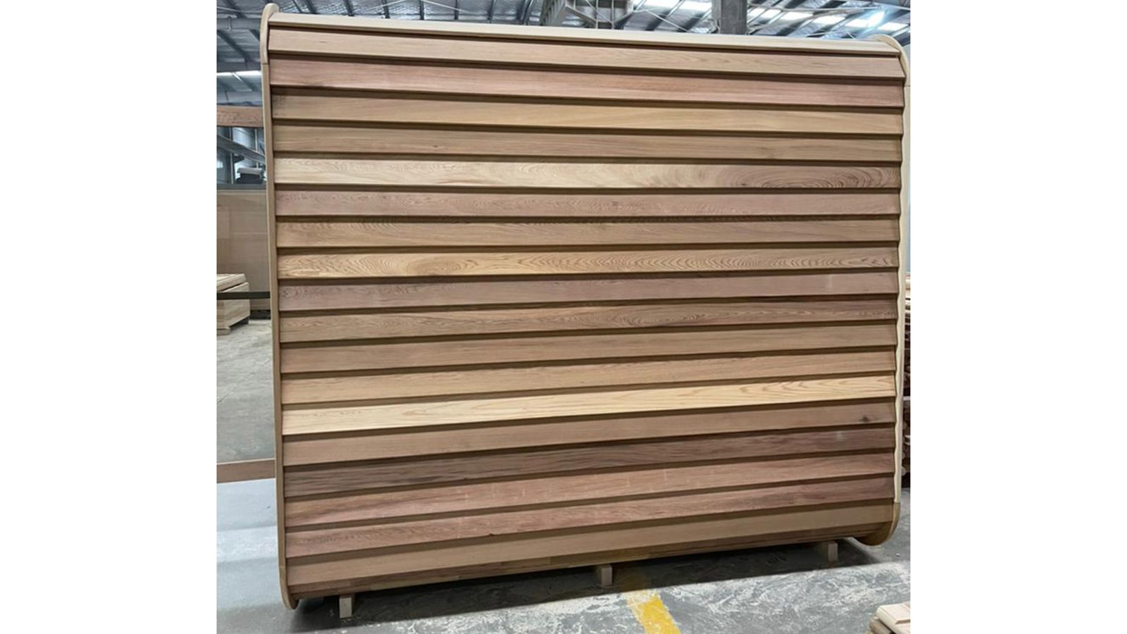 Aussensauna Panorama Zedernholz 250 Package Deal – Grosse Aussensauna aus Red Cedar mit Panoramafenster, L-Form-Bänken und 9-kW-Ofen – Ansicht 3