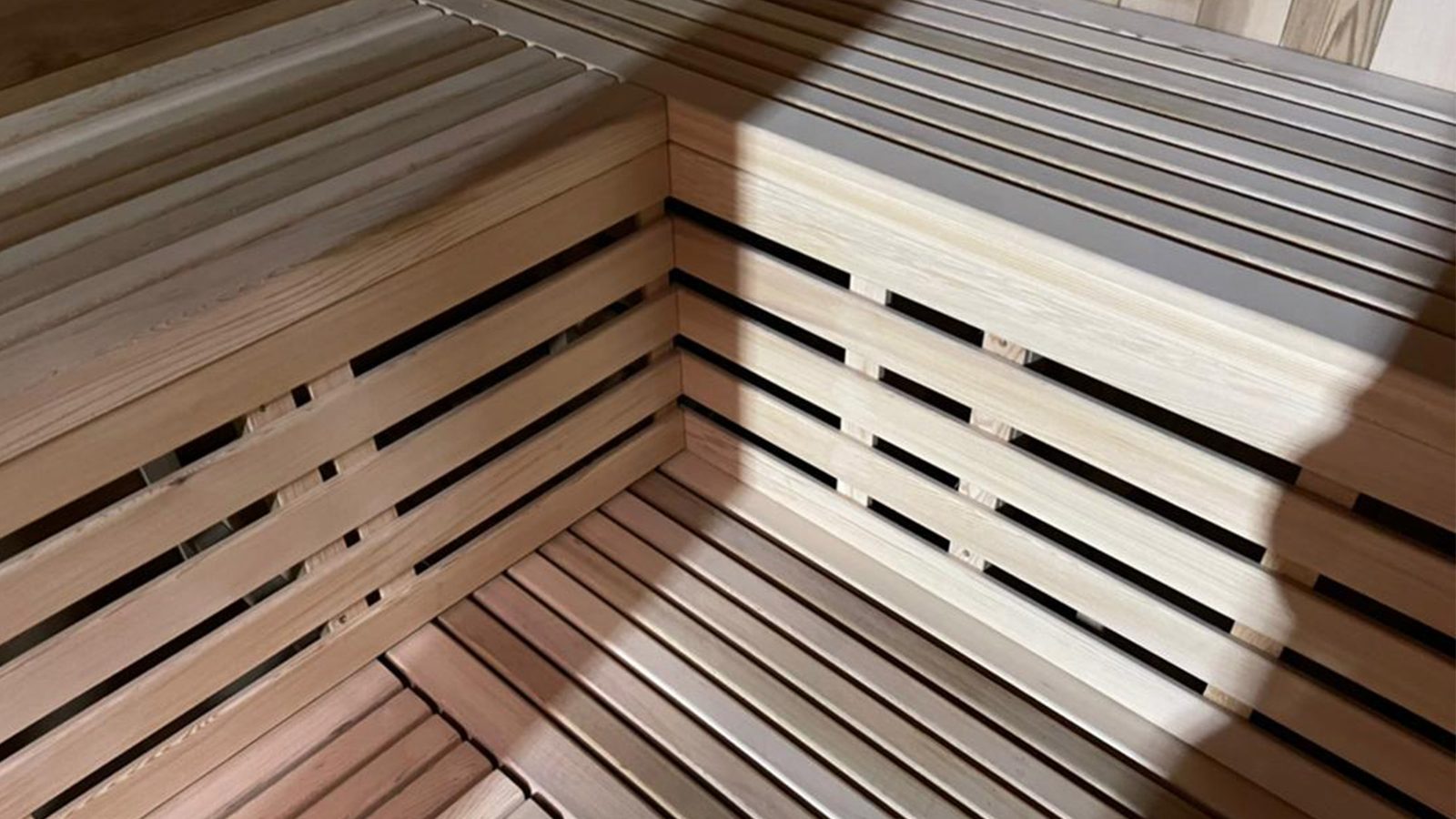Aussensauna Panorama Zedernholz 250 Package Deal – Grosse Aussensauna aus Red Cedar mit Panoramafenster, L-Form-Bänken und 9-kW-Ofen – Ansicht 5