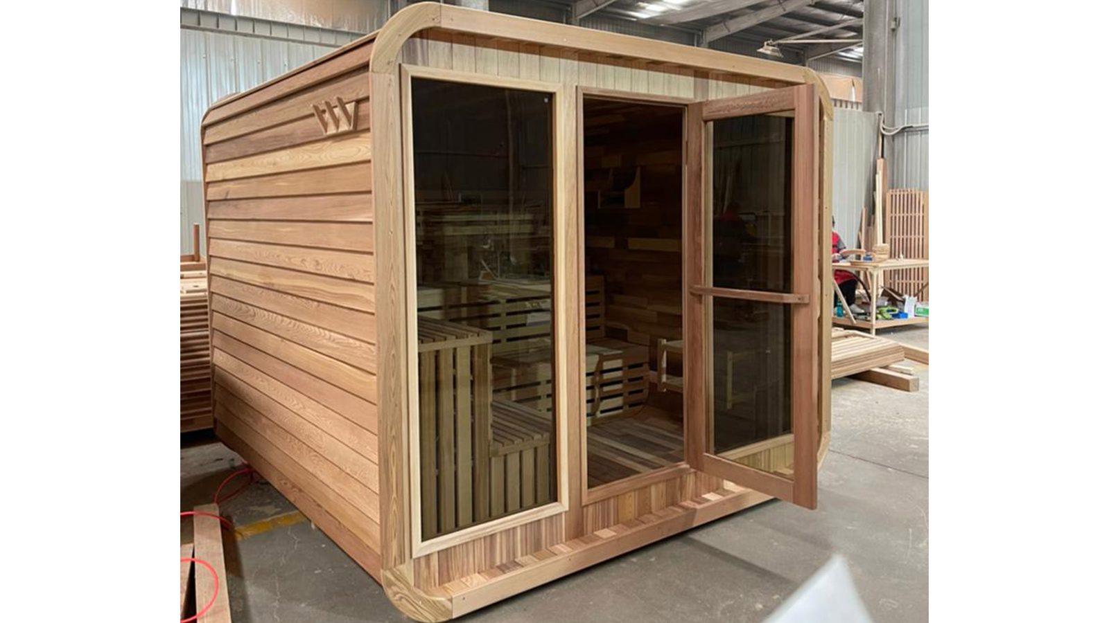 Aussensauna Panorama Zedernholz 250 Package Deal – Grosse Aussensauna aus Red Cedar mit Panoramafenster, L-Form-Bänken und 9-kW-Ofen – Ansicht 6