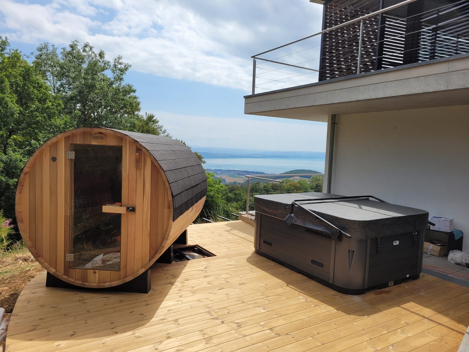 Fasssauna Zedernholz Panorama 245 – Fasssauna aus kanadischem Zedernholz mit Panoramafront und 9-kW-Ofen – Ansicht 6