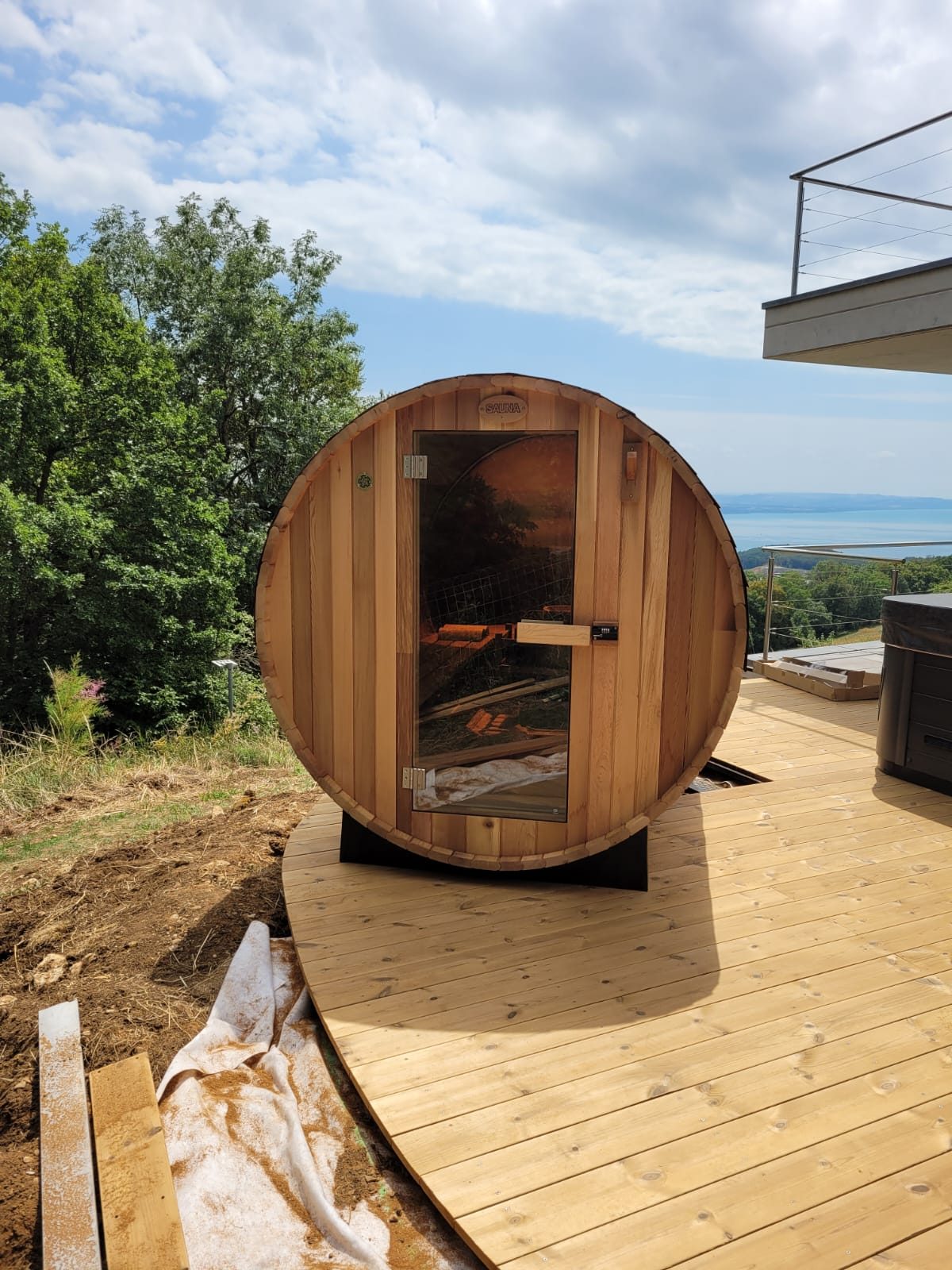 Fasssauna Zedernholz Panorama 245 – Fasssauna aus kanadischem Zedernholz mit Panoramafront und 9-kW-Ofen – Ansicht 7