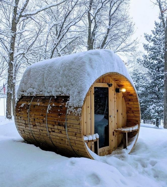 Sauna-Modell Fasssauna Zedernholz Holzrückwand 245: Fasssauna aus kanadischem Zedernholz mit Holzrückwand, wählbarem Ofen und optionalem Vordach