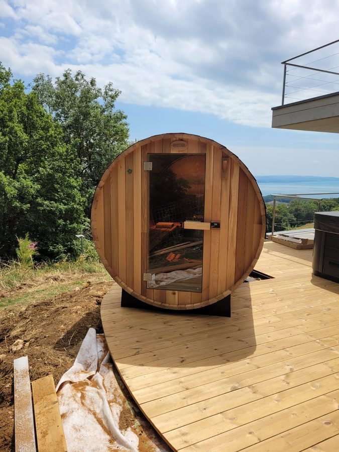 Sauna-Modell Fasssauna Zedernholz Panorama 245: Fasssauna aus kanadischem Zedernholz mit Panoramafront und wählbarem Ofen