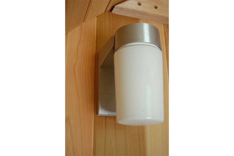 Fasssauna Zedernholz Holzrückwand 245 – Fasssauna aus kanadischem Zedernholz mit Holzrückwand, 6-kW-Ofen und optionalem Vordach – Ansicht 2