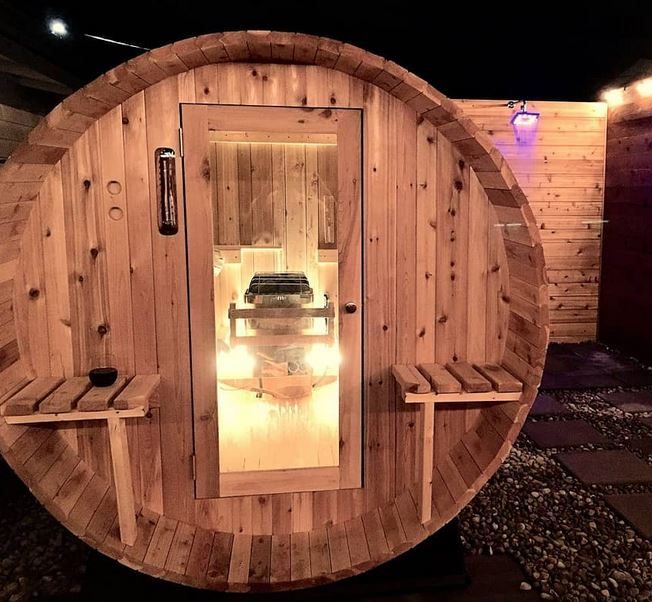 Fasssauna Zedernholz Holzrückwand 245 – Fasssauna aus kanadischem Zedernholz mit Holzrückwand, 6-kW-Ofen und optionalem Vordach – Ansicht 5