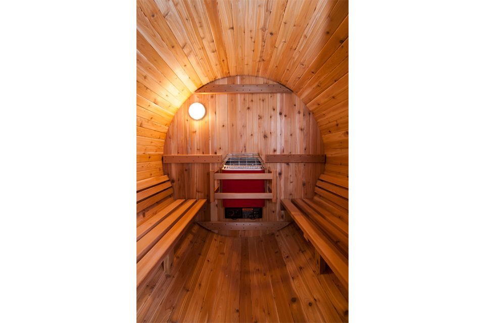 Fasssauna Zedernholz Holzrückwand 245 – Fasssauna aus kanadischem Zedernholz mit Holzrückwand, 6-kW-Ofen und optionalem Vordach – Ansicht 6