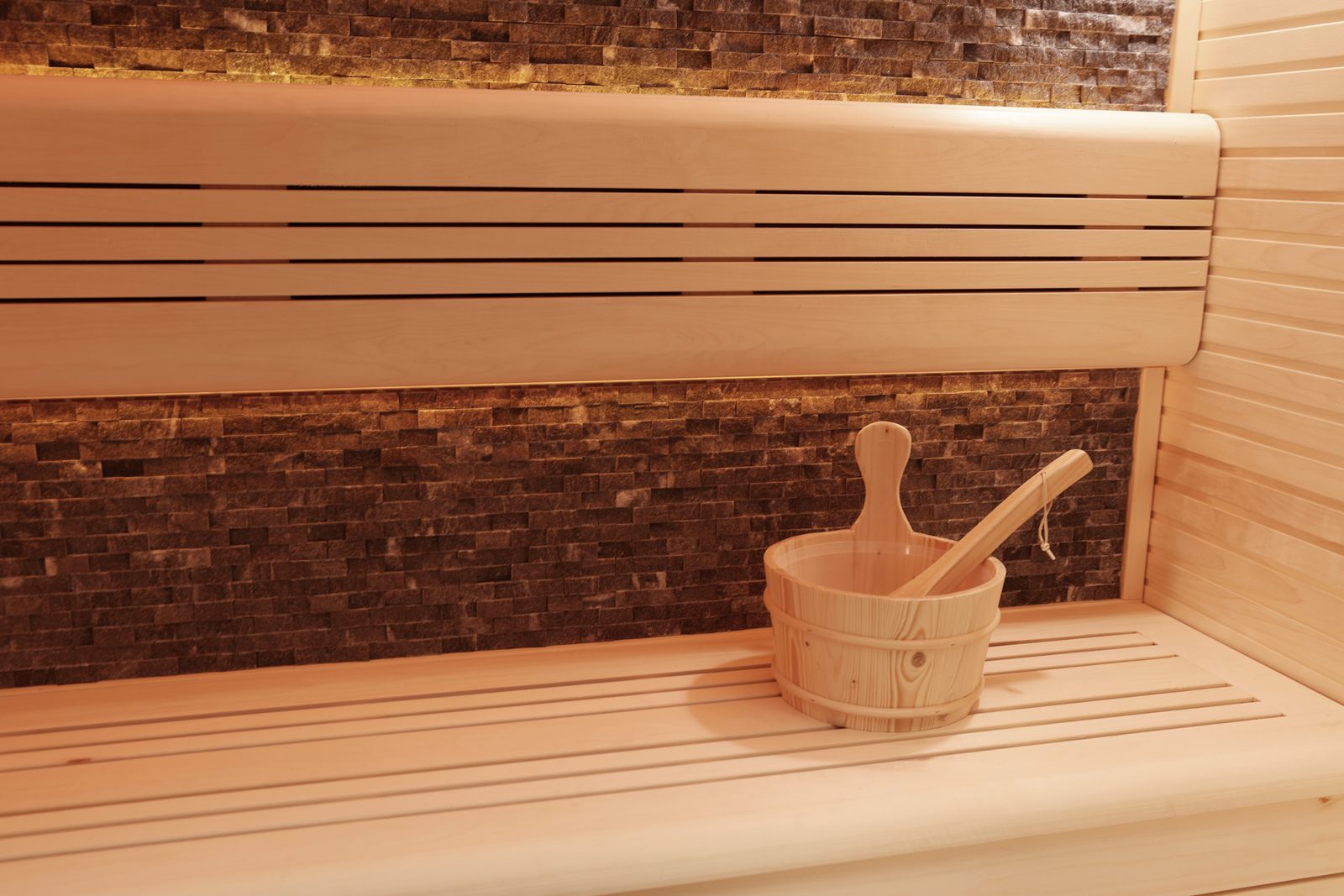 Innen Sauna Stockholm Kristall – Elementsauna aus Aspen-Holz mit Kristallwand und Black-Stone-Wand
